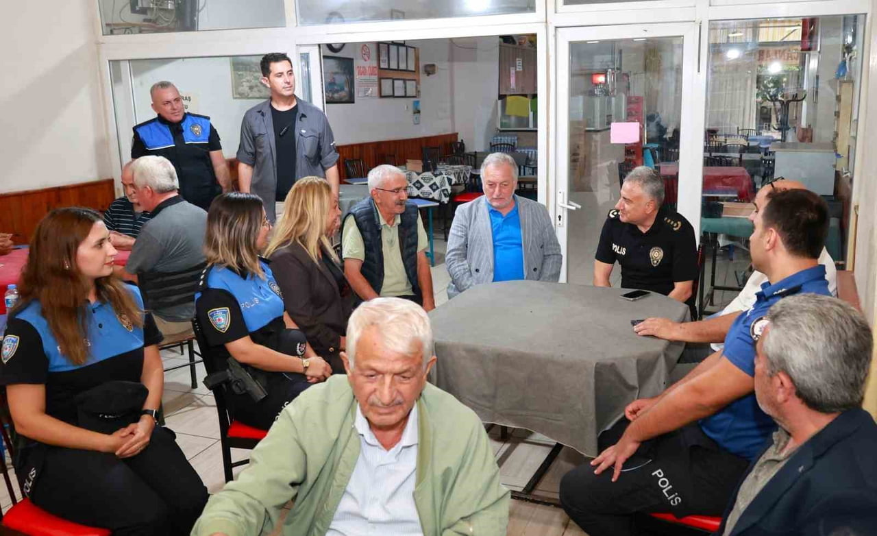 MERSİN İL EMNİYET MÜDÜRÜ FAHRİ AKTAŞ, TOPLUM DESTEKLİ POLİSLİK ŞUBE MÜDÜRLÜĞÜ PERSONELİYLE...