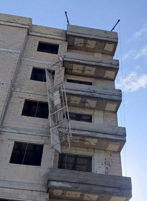 MERSİN’İN TARSUS İLÇESİNDE BİR İNŞAATTA SIVA ÇALIŞMASI YAPARKEN İSKELEDEN DÜŞEN YABANCI UYRUKLU 2...
