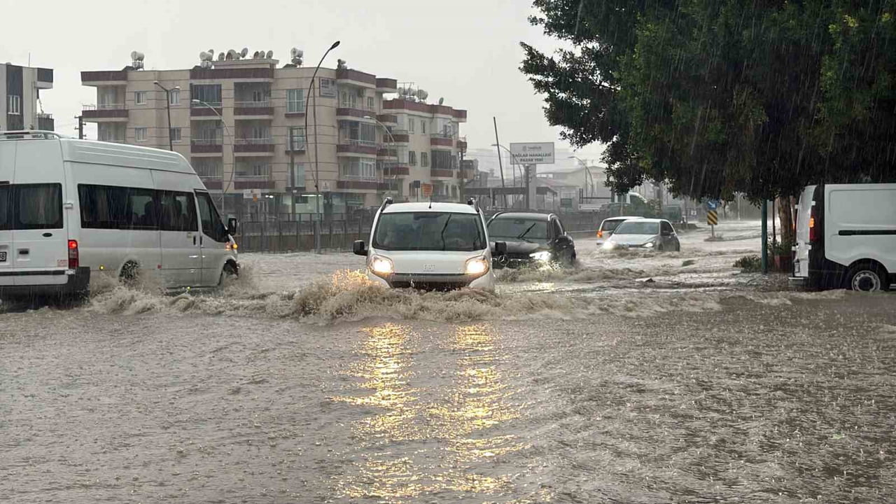 MERSİN’İN TARSUS İLÇESİNDE ETKİLİ OLAN SAĞANAK YAĞIŞ NEDENİYLE BAZI MAHALLELERDE YOLLAR VE SİTE...