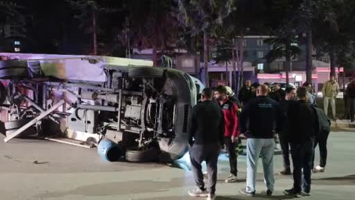 Merzifon’da kamyonetle otomobil çarpıştı: 3 yaralı