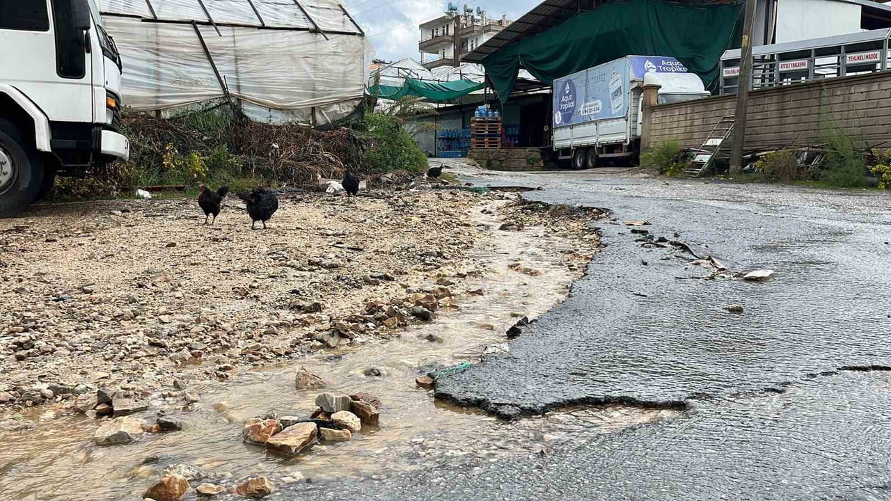 METEOROLOJİ 4. BÖLGE MÜDÜRLÜĞÜNÜN SARI KODLU UYARIDA BULUNDUĞU ALANYA’DA SABAH SAATLERİNDE ETKİLİ...