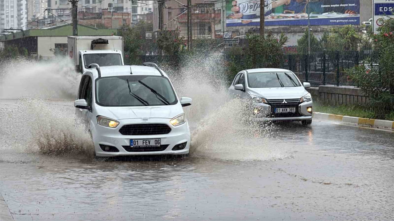 METEOROLOJİ GENEL MÜDÜRLÜĞÜ'NÜN SARI KODLU UYARIDA BULUNDUĞU ADANA'DA BAŞLAYAN SAĞANAK, HAYATI...