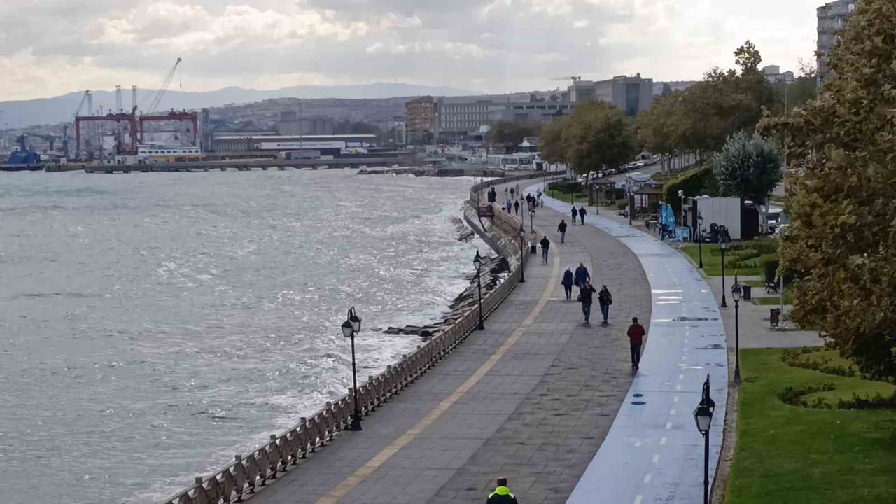 METEOROLOJİ GENEL MÜDÜRLÜĞÜ, MARMARA VE KUZEY EGE BÖLGELERİNDE ETKİLİ OLMASI BEKLENEN KUVVETLİ VE...
