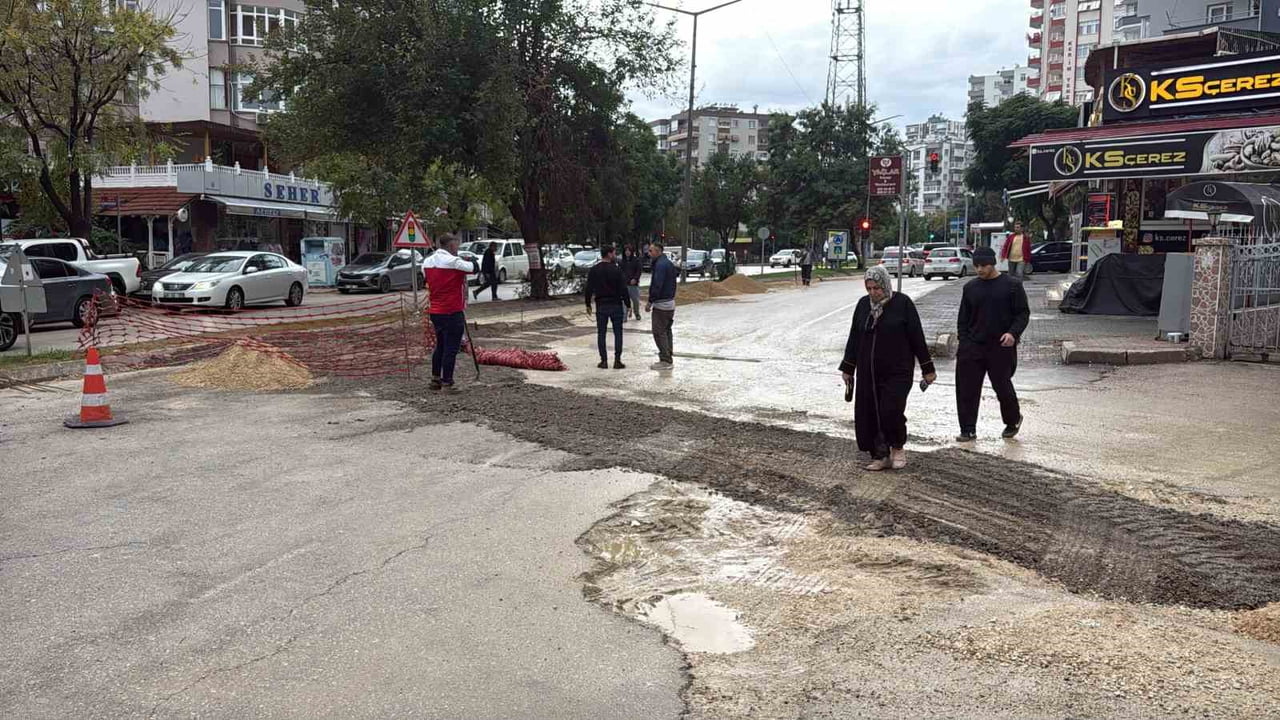 METEOROLOJİ GENEL MÜDÜRLÜĞÜ’NÜN TURUNCU KODLA UYARDIĞI ADANA’DA ŞİDDETLİ YAĞIŞIN ARDINDAN YOL...