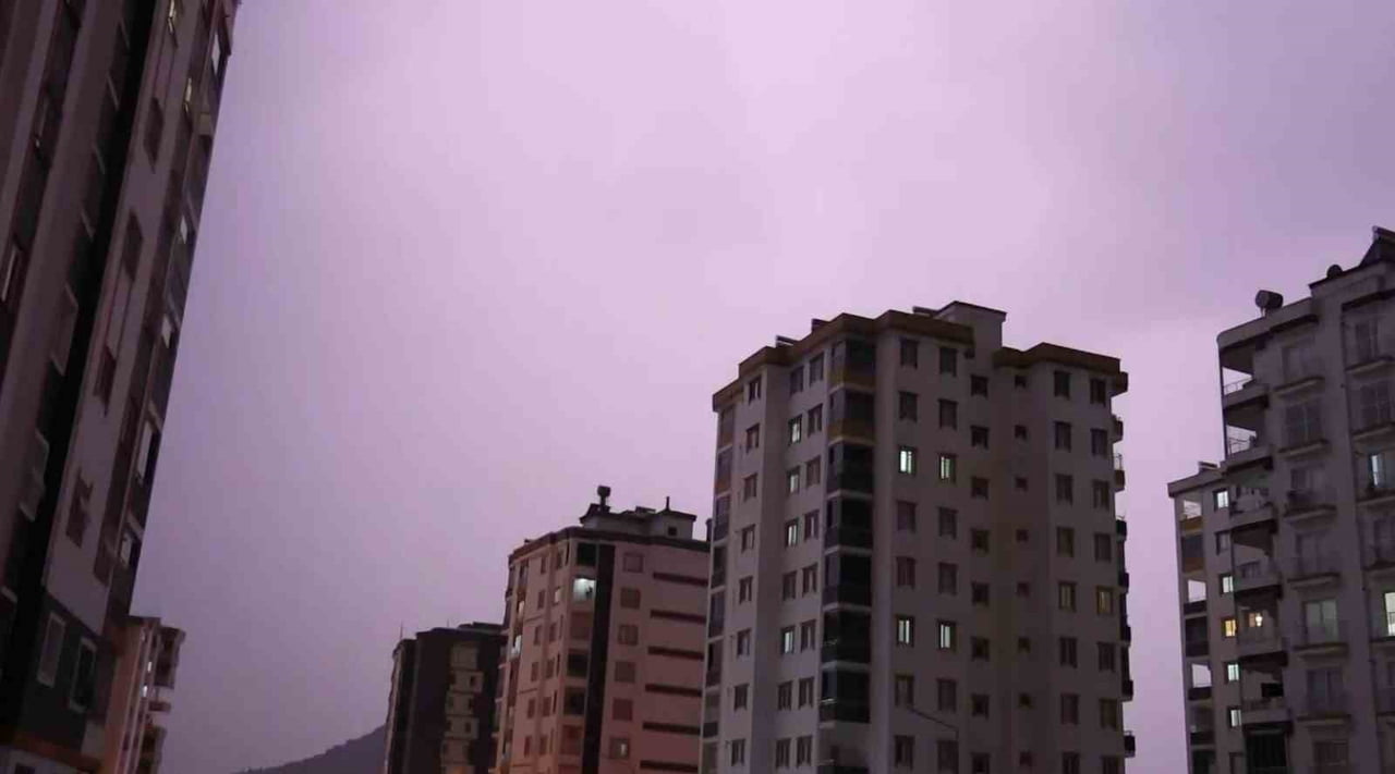 METEOROLOJİ GENEL MÜDÜRLÜĞÜNÜN (MGM) ADANA VE ÇEVRESİ İÇİN YAPTIĞI KUVVETLİ SAĞANAK VE GÖK...