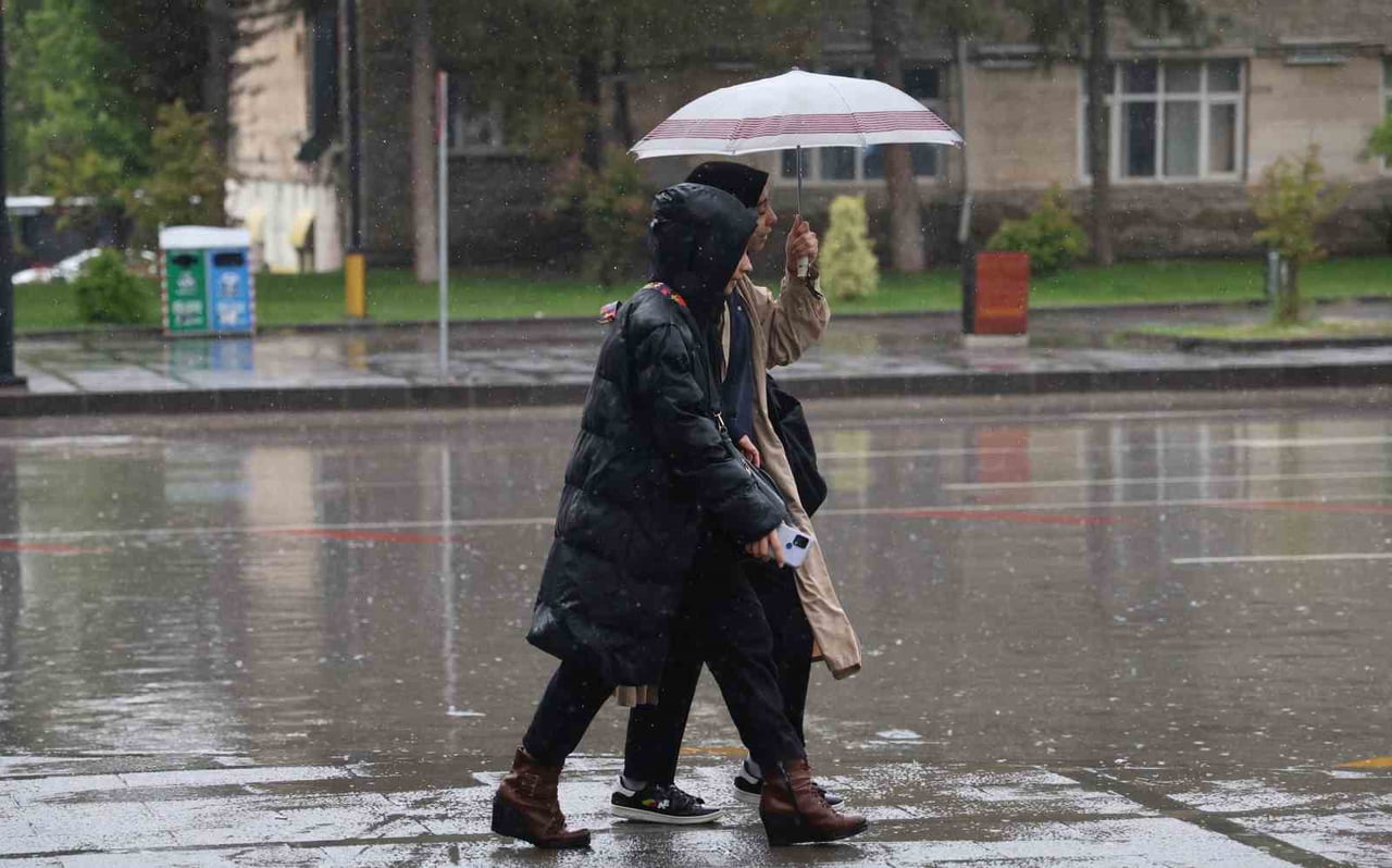 METEOROLOJİDEN YAPILAN UYARILARIN ARDINDAN, ELAZIĞ’DA SAĞANAK YAĞIŞ ETKİSİNİ GÖSTERMEYE...