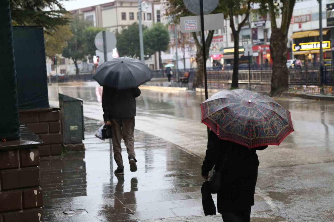 METEOROLOJİNİN "SARI" KODLA UYARDIĞI KASTAMONU'DA SAĞANAK YAĞIŞ ETKİLİ OLUYOR.