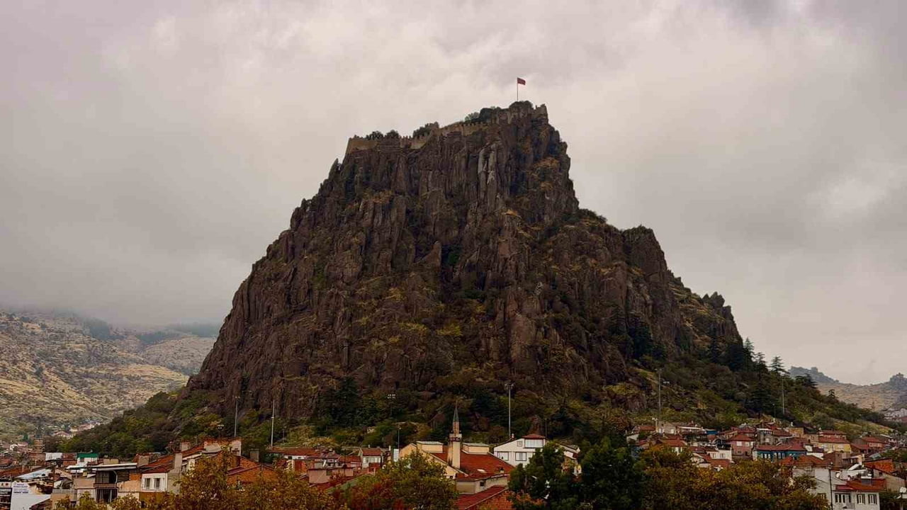 METEOROLOJİNİN UYARILARININ ARDINDAN AFYONKARAHİSAR’DA BEKLENEN YAĞIŞ SABAHIN ERKEN SAATLERİNDE...