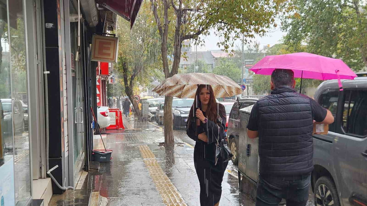 METEOROLOJİNİN UYARILARININ ARDINDAN TUNCELİ'DE SAĞANAK YAĞIŞ ETKİLİ OLDU.