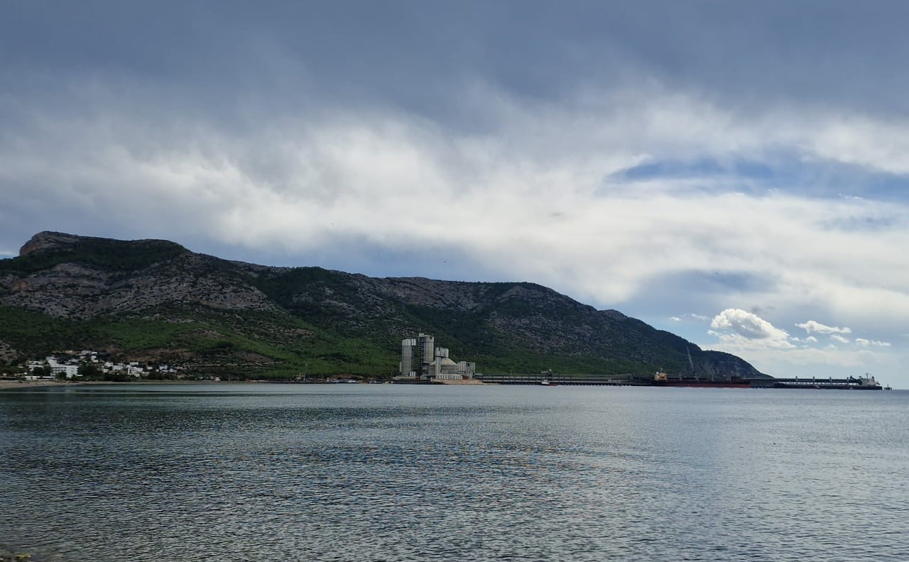 METEOROLOJİNİN UYARISINI YAPTIĞI YAĞIŞLI HAVANIN ARA ARA ETKİLİ OLDUĞU MERSİN'İN KIYILARINDAN...
