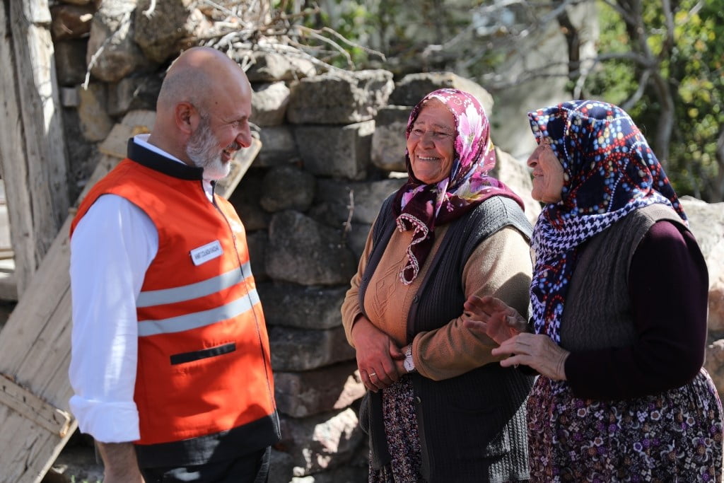 MEZARLIKLARIN TOPLUMUN GEÇMİŞİYLE BAĞ KURDUĞU, HATIRALARI YAŞATTIĞI VE BÜYÜKLERİNE DUYDUĞU VEFAYI...