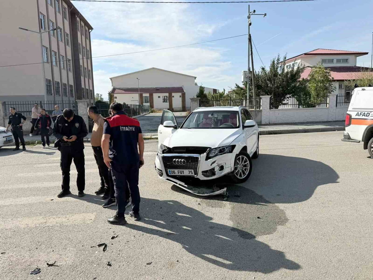 MİLLET BAHÇESİ YAKINLARINDA İKİ OTOMOBİLİN KARIŞTIĞI TRAFİK KAZASINDA 2 SÜRÜCÜ HAFİF...