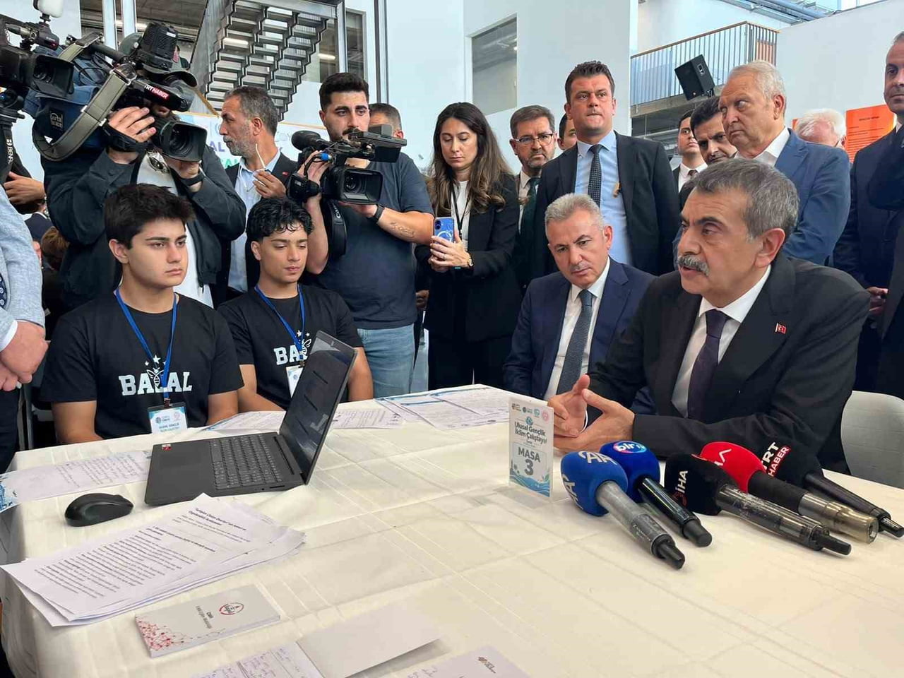 MİLLİ EĞİTİM BAKANI TEKİN, ÇALIŞTAYDA ÖĞRENCİLERİN HAZIRLADIĞI ÇEVRE PROJELERİNİ DİKKATLE İNCELEDİ...