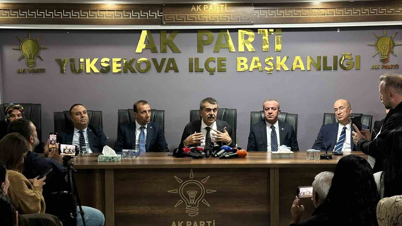 MİLLİ EĞİTİM BAKANI YUSUF TEKİN, AK PARTİ YÜKSEKOVA İLÇE BAŞKANLIĞINDA GAZETECİLERE AÇIKLAMALARDA...