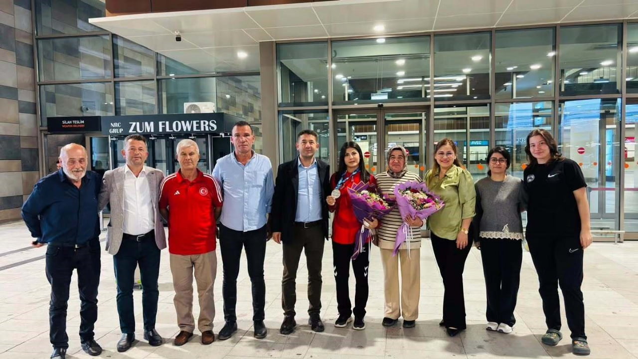 MİLLİ SPORCUNUN BAŞARISINDAN DUYDUĞU GURURU DİLE GETİREN FEKE BELEDİYE BAŞKANI CÖMERT ÖZEN, DAMLA...