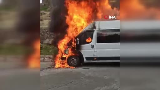Minibüs, yangın sonrası kullanılamaz hale geldi