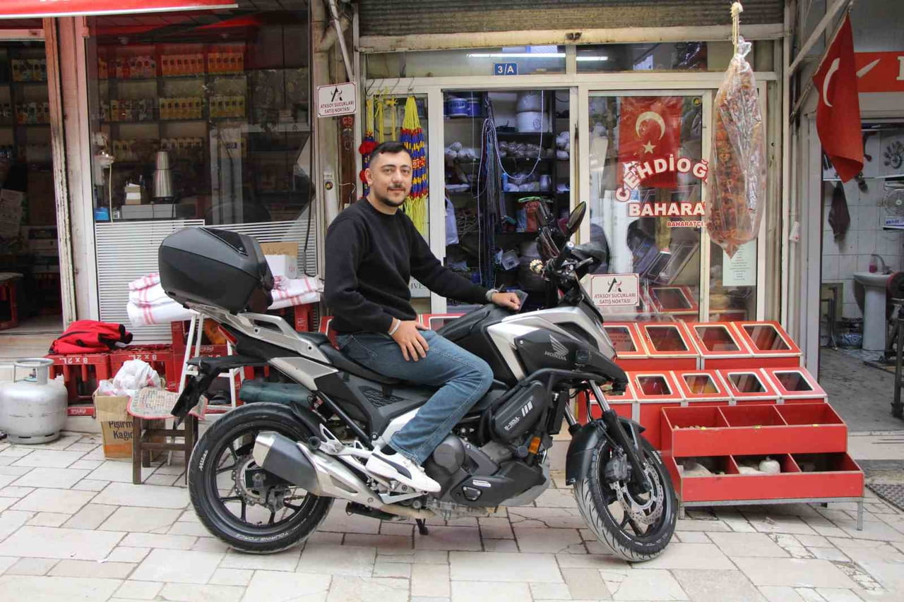 MOTOSİKLETİN ÜSTÜNDE TOPLAMDA 6 BİN KİLOMETREDEN FAZLA YOL KAT EDİP TÜRKİYE'YE GERİ DÖNEN 24...
