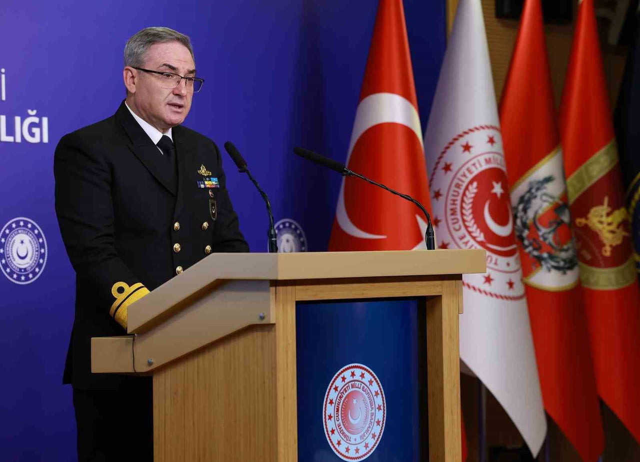 MSB SÖZCÜSÜ TUĞAMİRAL ZEKİ AKTÜRK, BAKANLIKTA DÜZENLENEN HAFTALIK BASIN BİLGİLENDİRME...