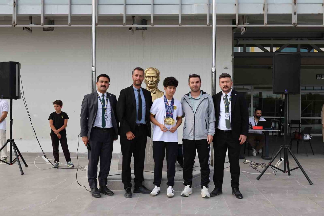 MTK ÖĞRENCİSİ RÜZGAR ALP YALÇINKAYA’DAN MASA TENİSİNDE AVRUPA’DA TARİHİ BAŞARI