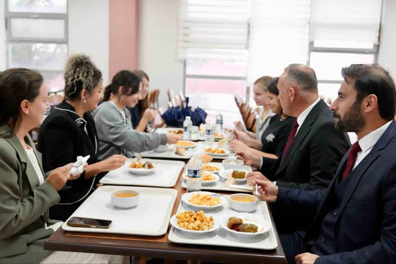MÜDÜR ÖZALP, BANDIRMA’DAKİ YURTLARDA ÖĞRENCİLERLE BULUŞTU