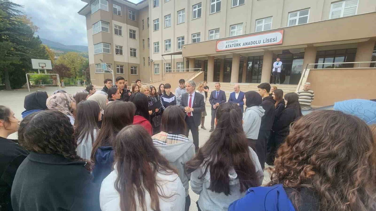 MÜDÜR YILMAZ’DAN ÖĞRENCİLERE "AKIMLARA KAPILMAYIN" UYARISI