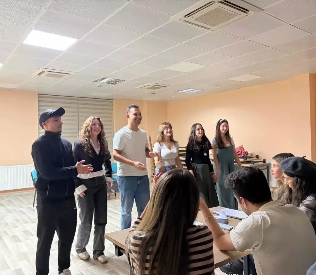 MUĞLA'DA GENÇLER KENDİ YAZDIKLARI SKEÇLERİ SAHNELEDİ