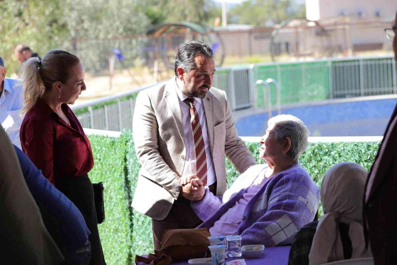 MUĞLA'DA GENÇLER VE HUZUREVİ SAKİNLERİ MANGAL ETKİNLİĞİNDE BULUŞTU