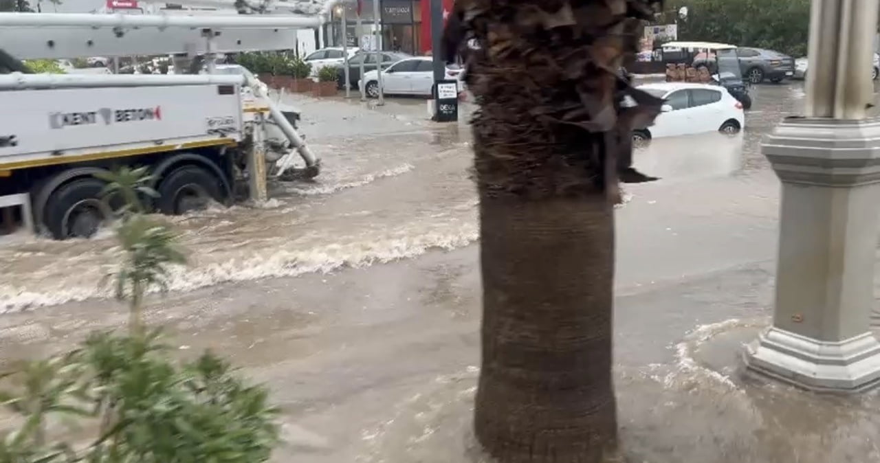 MUĞLA'NIN BODRUM İLÇESİNDE ETKİLİ OLAN KUVVETLİ SAĞANAK CADDE VE SOKAKLARI GÖLE ÇEVİRDİ. İLÇEDE...