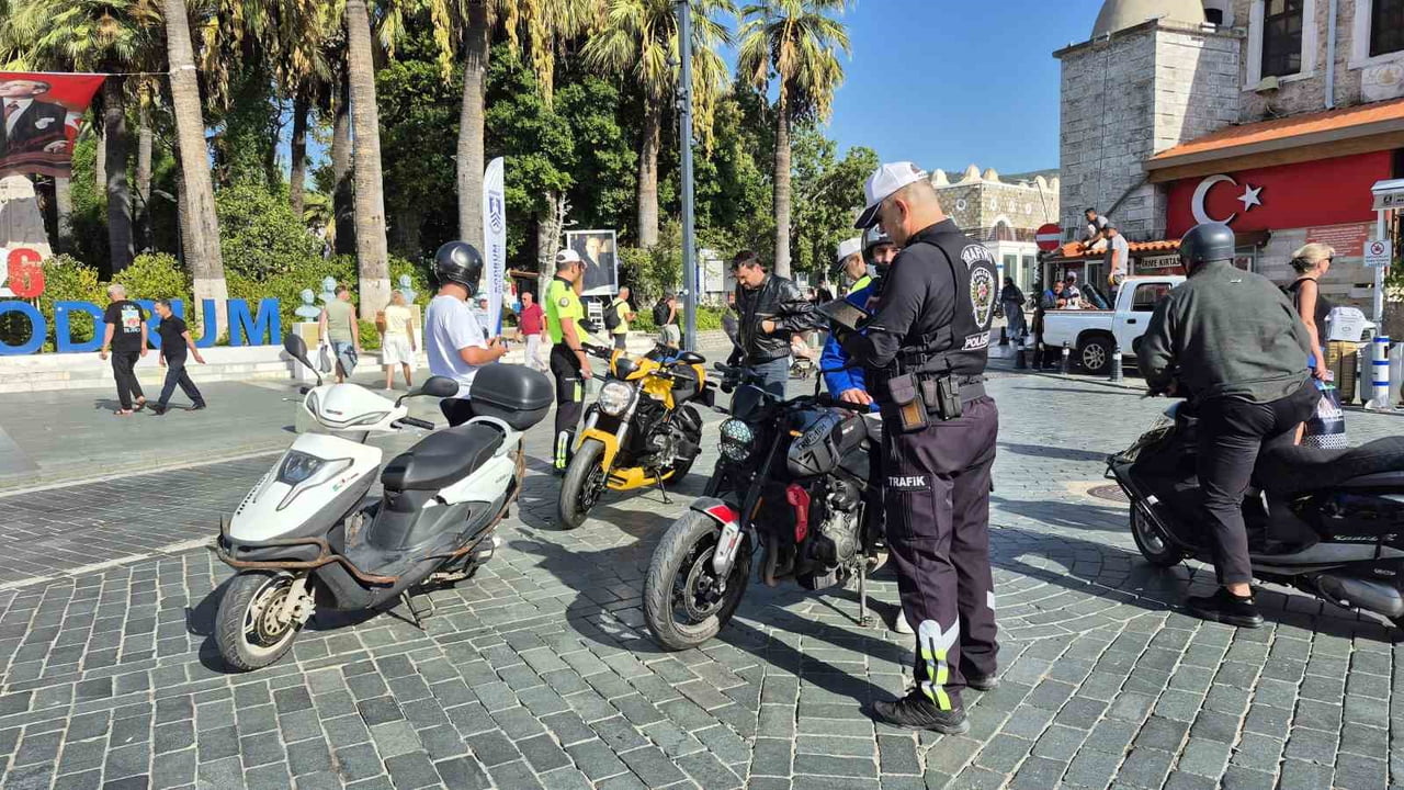 MUĞLA'NIN BODRUM İLÇESİNDE POLİS EKİPLERİNCE MOTOSİKLET SÜRÜCÜLERİNE YÖNELİK GERÇEKLEŞTİRİLEN...