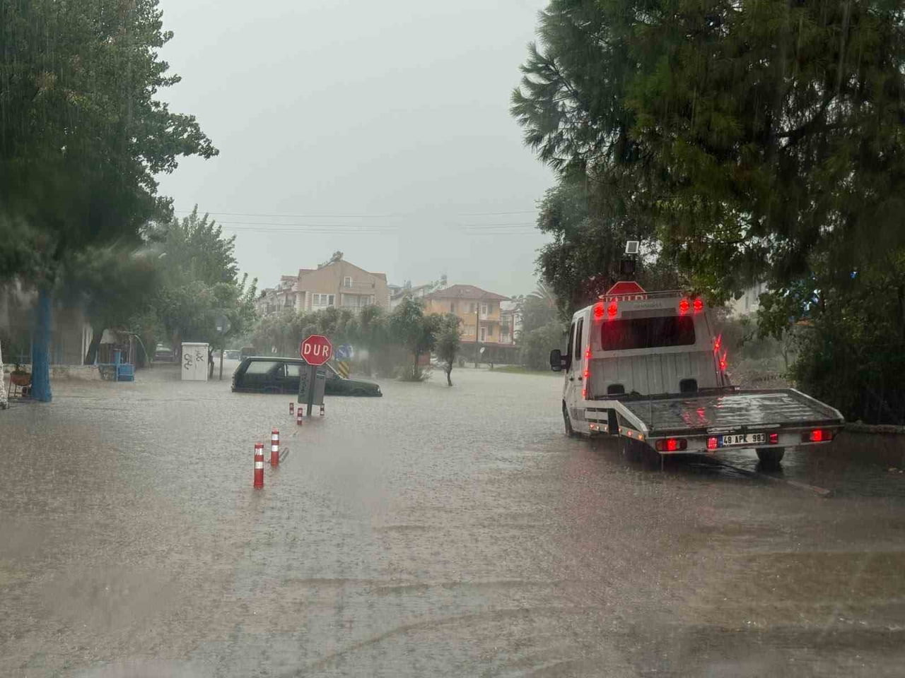 MUĞLA'NIN FETHİYE İLÇESİNDE ETKİLİ OLAN ŞİDDETLİ SAĞANAK YAĞIŞ NEDENİYLE YOLLAR SULAR ALTINDA...