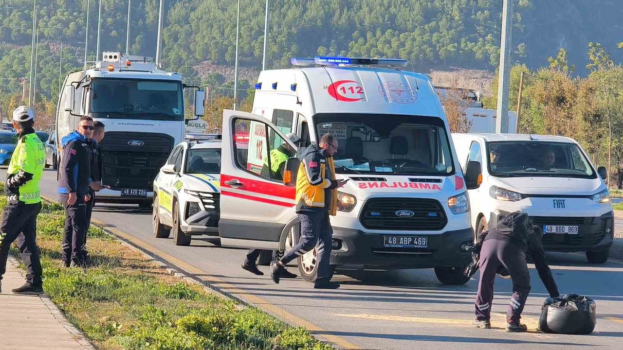 MUĞLA’DA MOTOSİKLET İLE OTOMOBİL ÇARPIŞTI: 1 YARALI