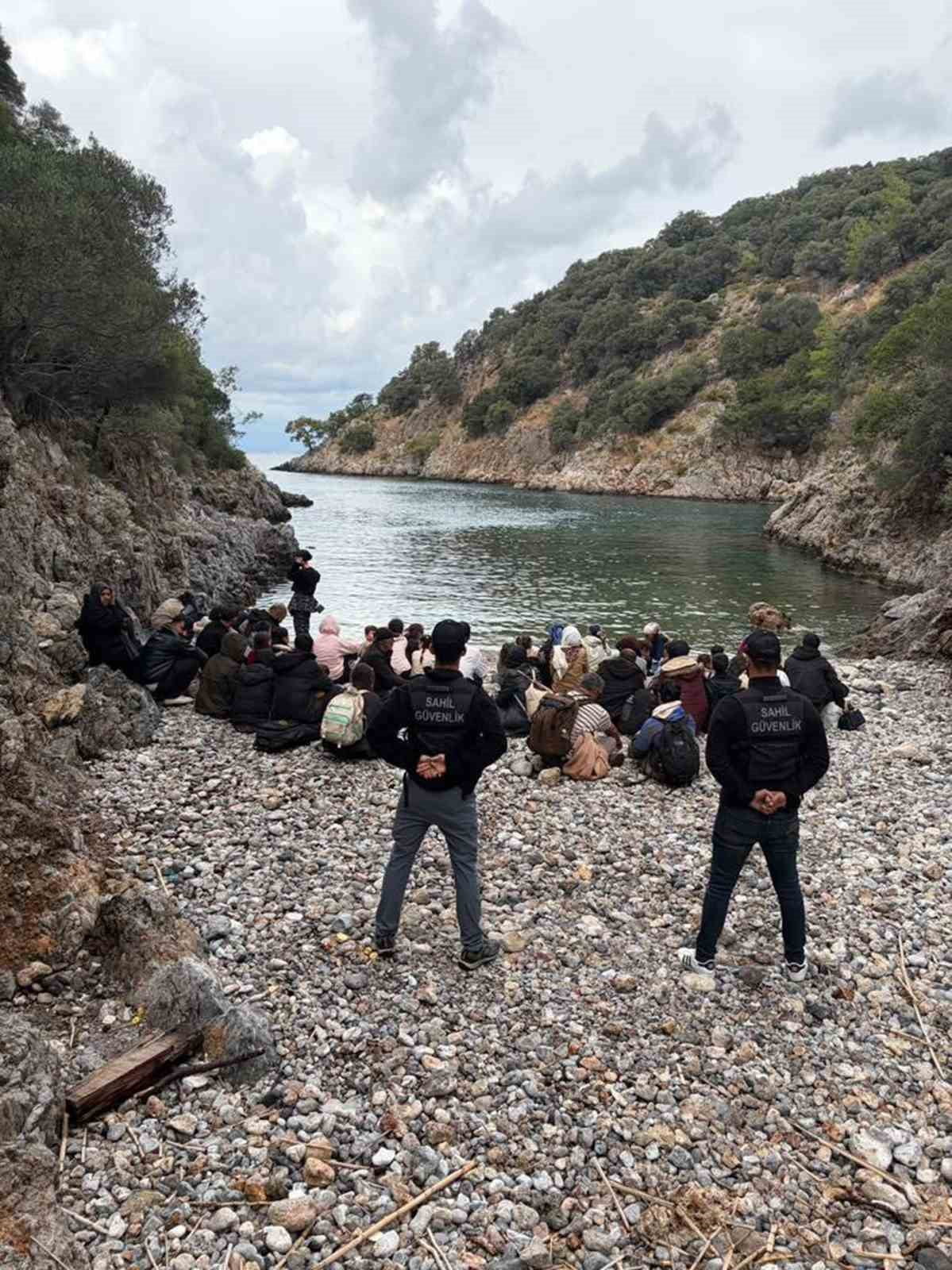 MUĞLA’NI FETHİYE İLÇESİ DALYAN DERESİ KOYUNDA YASI DIŞI YOLLARDAN KAÇIŞ HAZIRLIĞINDA OLAN 34’Ü...