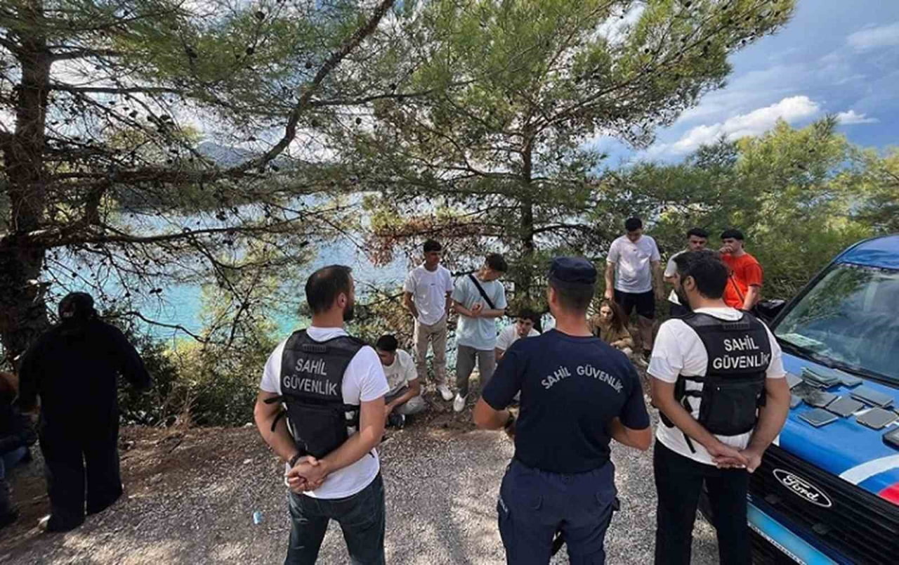 MUĞLA’NI MARMARİS İLÇESİ ÖZGÖK KOYUNDA JANDARMA VE SAHİL GÜVENLİK EKİPLERİ TARAFINDAN 18 DÜZENSİZ...