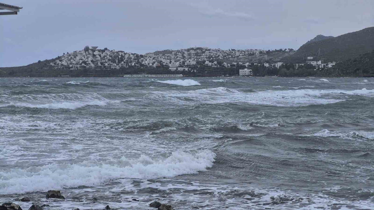 MUĞLA’NIN BODRUM İLÇESİNDE BEKLENEN OLUMSUZ HAVA ŞARTLARI SEBEBİYLE FERİBOT SEFERLERİ İPTAL...