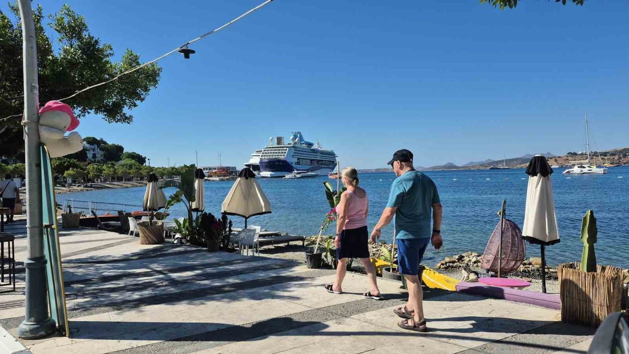MUĞLA’NIN BODRUM İLÇESİNDE GELEN İKİ KRUVAZİYER GEMİSİ, TOPLAM 2 BİN 888 YOLCU VE 1 BİN 269...