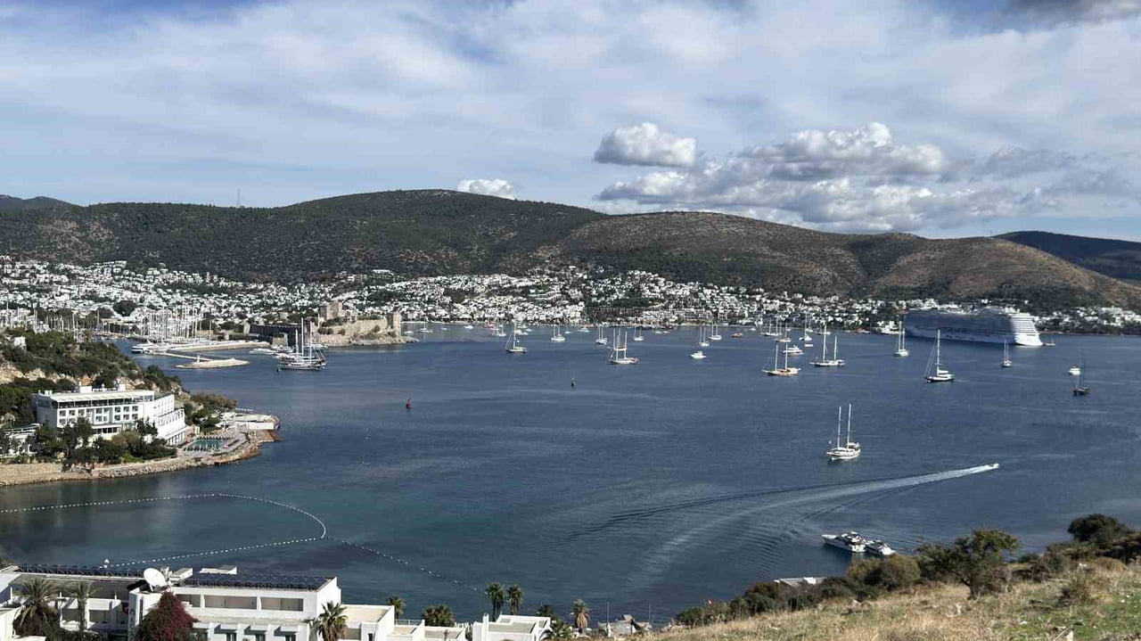 MUĞLA’NIN BODRUM İLÇESİNDE SAĞANAĞIN ARDINDAN GÜNEŞİN YÜZÜNÜ GÖSTERMESİYLE YERLİ VE YABANCI...