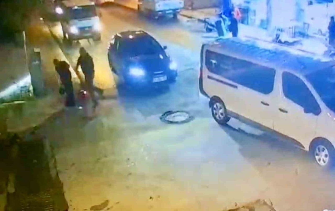 MUĞLA’NIN BODRUM İLÇESİNDE SKUTERLE ANİDEN CADDEYE ÇIKAN GENCE ÇARPMAMAK İÇİN SON ANDA MANEVRA...