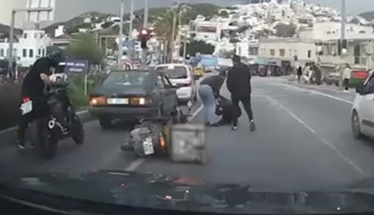 MUĞLA’NIN BODRUM İLÇESİNDE TRAFİKTE TARTIŞTIKLARI KURYEYİ YOL ORTASINDA DARBEDEN İKİ KİŞİYE TOPLAM...