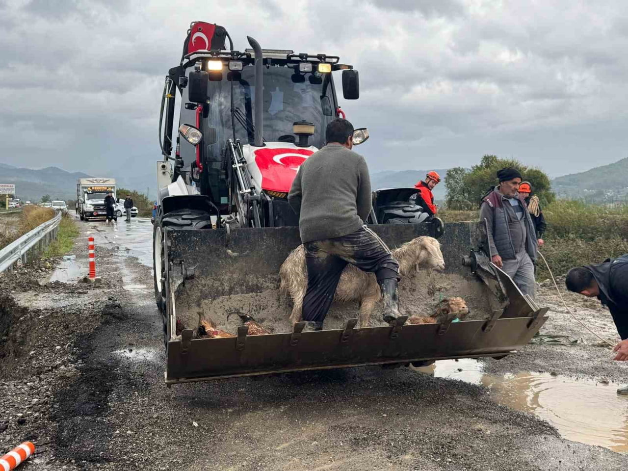 MUĞLA’NIN DALAMAN İLÇESİNDE GECE SAATLERİNDEN BU YANA ETKİLİ OLAN YAĞIŞLAR SELE DÖNDÜ. TERSAKAN...