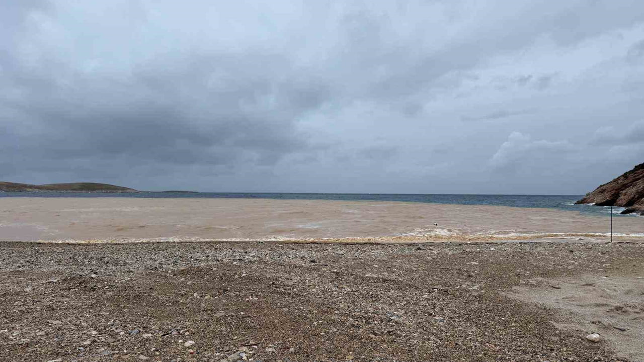 MUĞLA’NIN DATÇA İLÇESİNDE ETKİLİ OLAN KUVVETLİ SAĞANAK YAĞIŞIN ARDINDAN DERELERDEN DENİZE TAŞINAN...