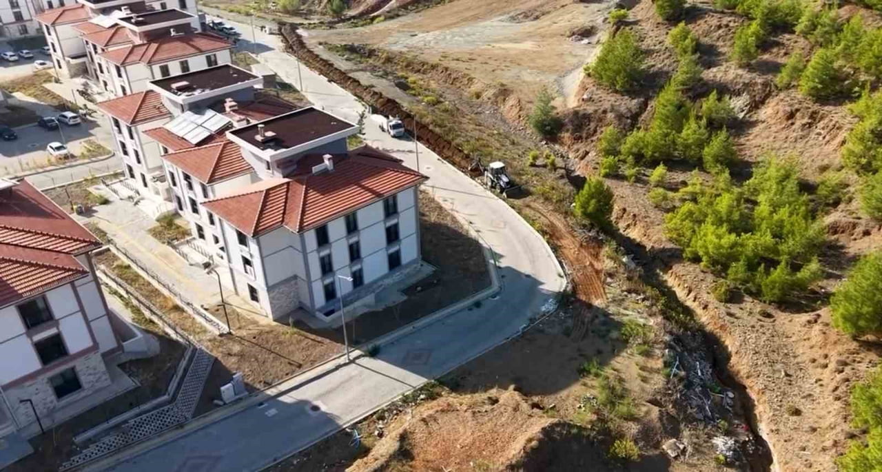 MUĞLA’NIN FETHİYE İLÇESİ KARAÇULHA MAHALLESİ’NDEKİ TOKİ KONUTLARINDA YAŞANAN SU KESİNTİLERİNİN...