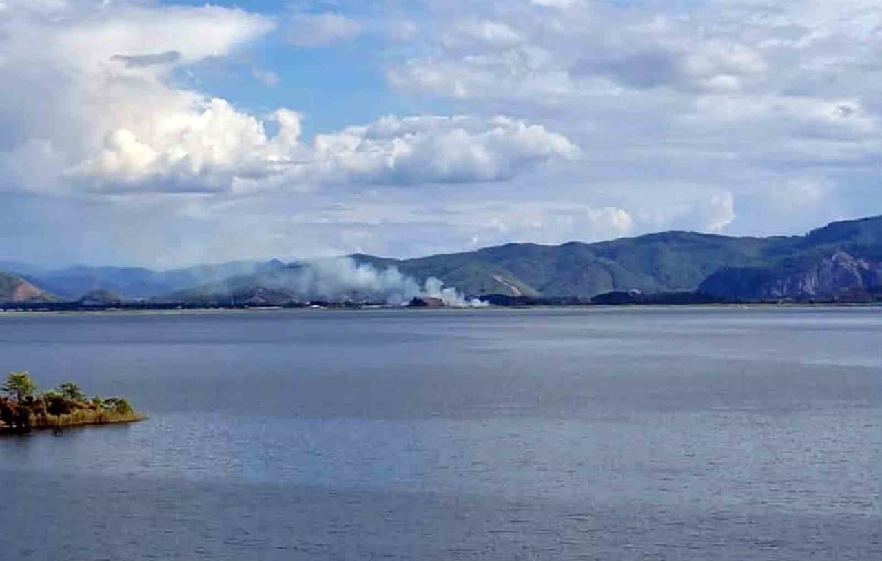 MUĞLA’NIN KÖYCEĞİZ VE ORTACA İLÇELERİ ARASINDA KALAN SAZLIK ALANDA ÇIKAN YANGIN, EKİPLERİN...