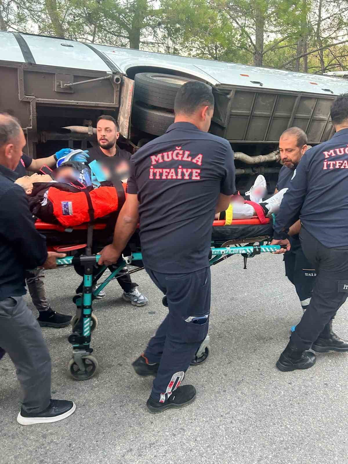 MUĞLA’NIN MARMARİS İLÇESİNDE OTEL PERSONELİNİ TAŞIYAN SERVİS MİNİBÜSÜNÜN VİRAJI ALAMAYARAK...