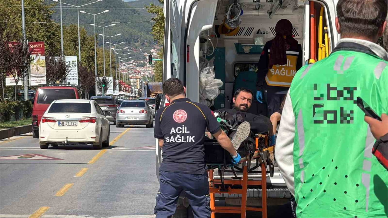MUĞLA’NIN MENTEŞE İLÇESİNDE KIRMIZI IŞIK İHLALİ YAPAN OTOMOBİL, AVM TARAFINDAN CADDEYE ÇIKAN...