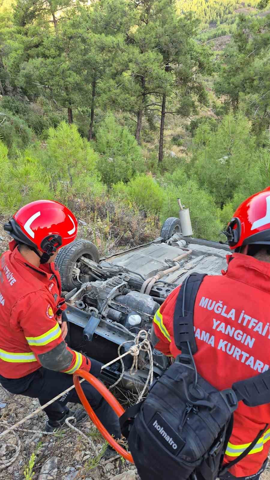 MUĞLA’NIN MİLAS İLÇESİNDE MEYDANA GELEN TRAFİK KAZASINDA, YAKLAŞIK 50 METRELİK UÇURUMA YUVARLANAN...