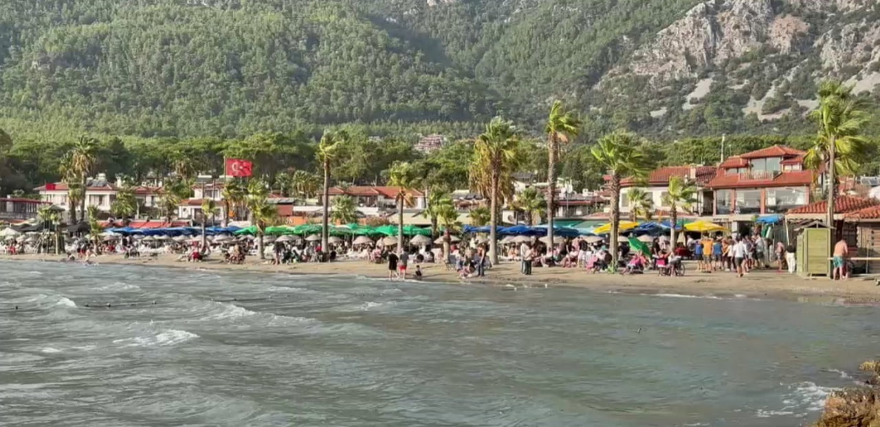 MUĞLA’NIN ULA İLÇESİNDEKİ TURİZM MERKEZİ AKYAKA, SONBAHARA RAĞMEN YAZ GÜNLERİNİ ARATMAYAN BİR...