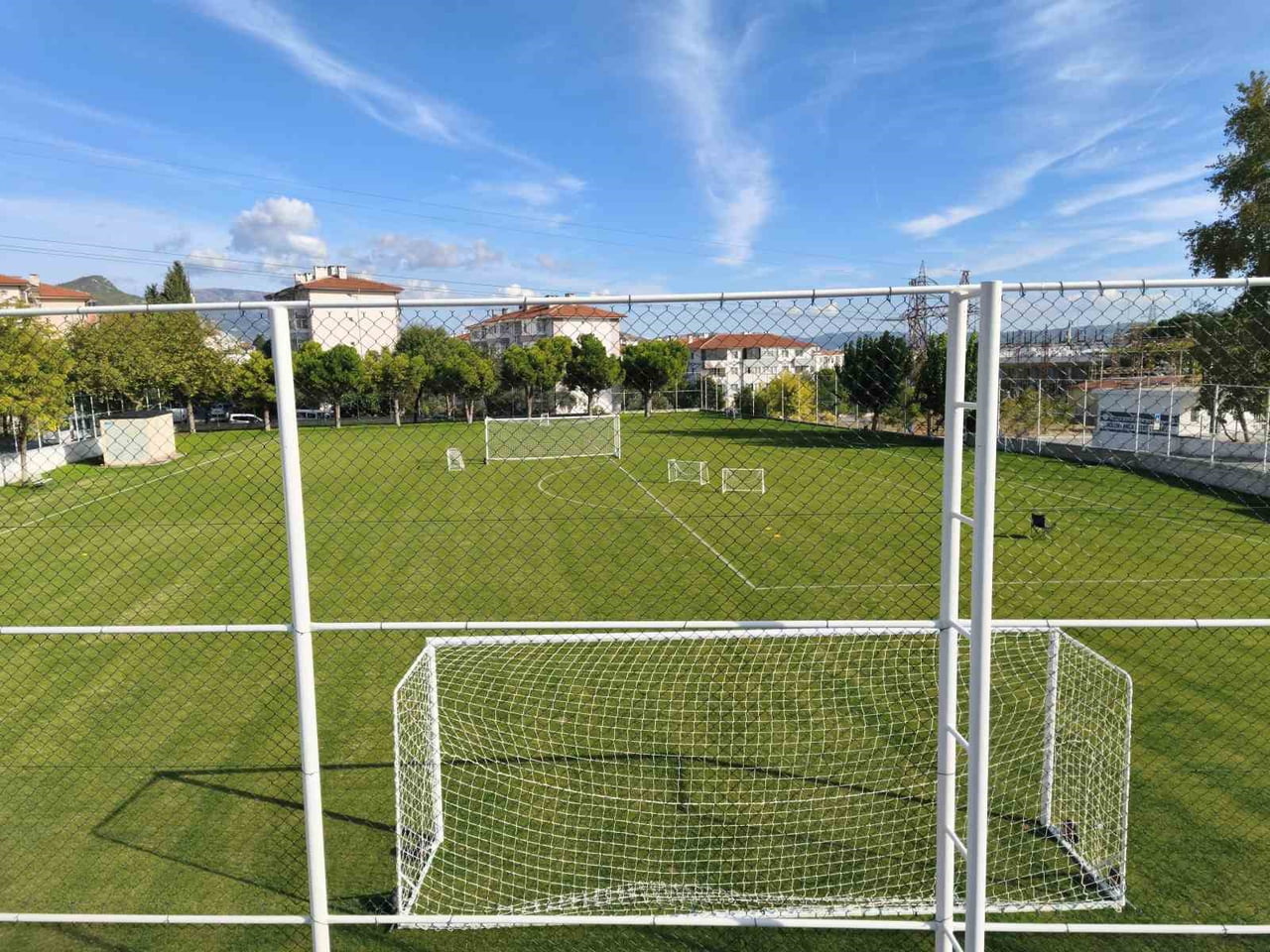 MUĞLASPOR’UN AKYOL TESİSLERİ ÖNÜNDE BULUNAN ANTRENMAN SAHASINA, KULÜBÜN ESKİ BAŞKANLARINDAN HAMDİ...