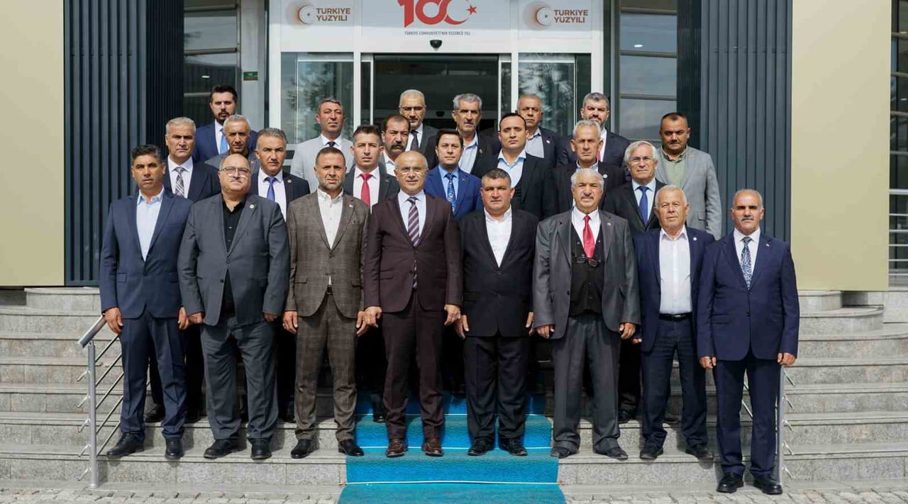 MUHTARLAR DAYANIŞMA DERNEĞİNDEN BAŞKAN ER'E HİZMET TEŞEKKÜRÜ