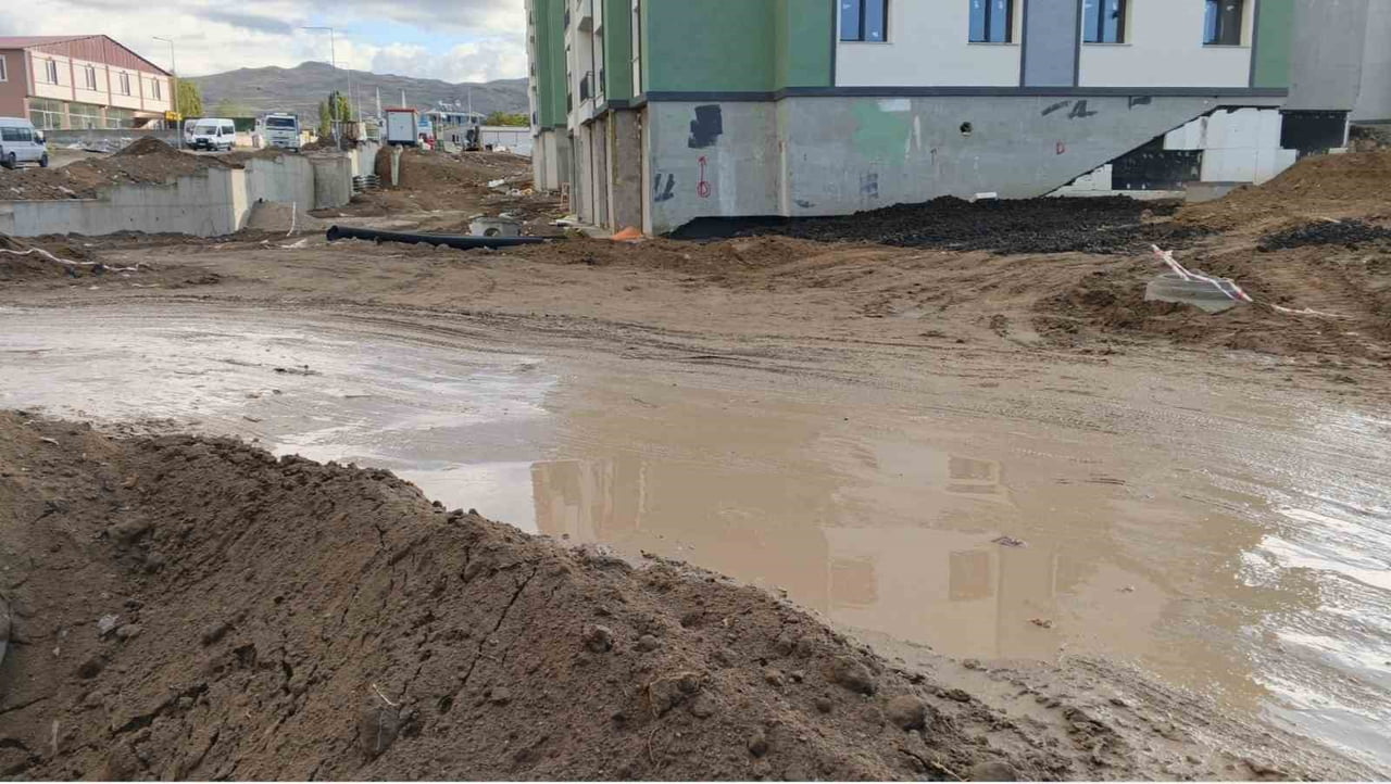 MURADİYE İLÇESİNDE TOPLU KONUT İNŞAATI NEDENİYLE ÇAMUR DERYASINA DÖNEN OKUL YOLU, İKİ LİSEDE...