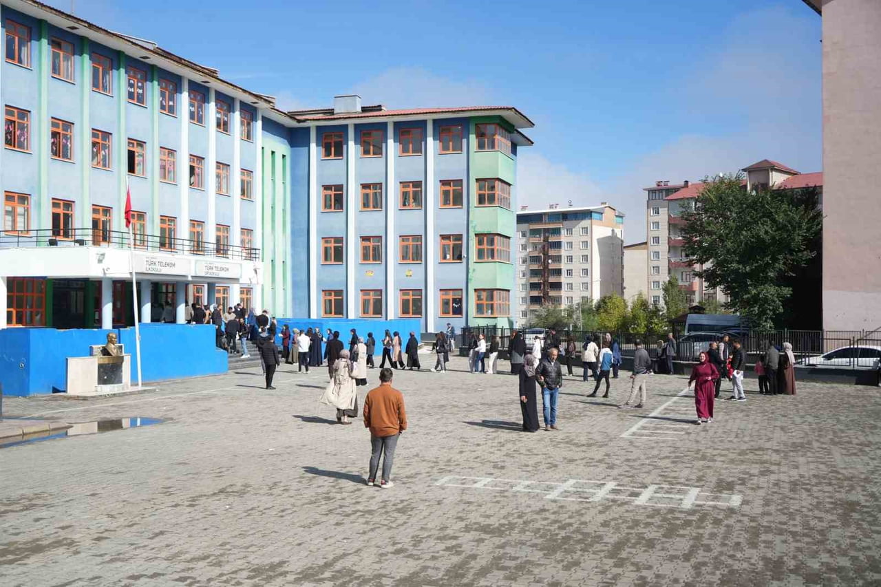 MUŞ'TA KAMU PERSONEL SEÇME SINAVI (KPSS) ÖNLİSANS OTURUMU, BİNLERCE ADAYIN KATILIMIYLA...